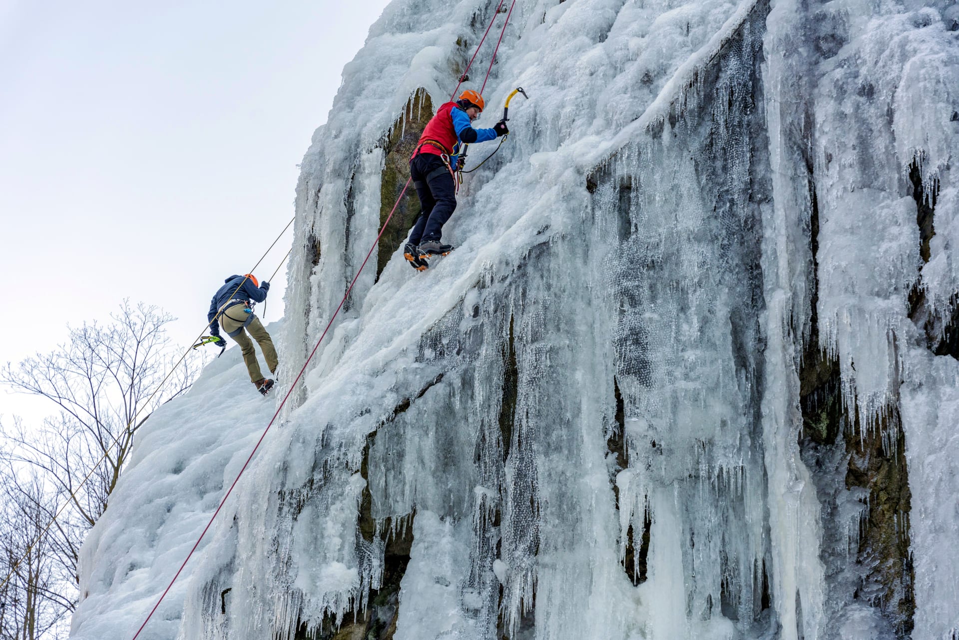 Ledová stěna Vír na Vysočině:  Nejvyšší uměle vytvořený ledový útvar v Evropě je  v mrazivém počasí v obležení lezců, kteří se pokouší zdolat ledové vrcholy.