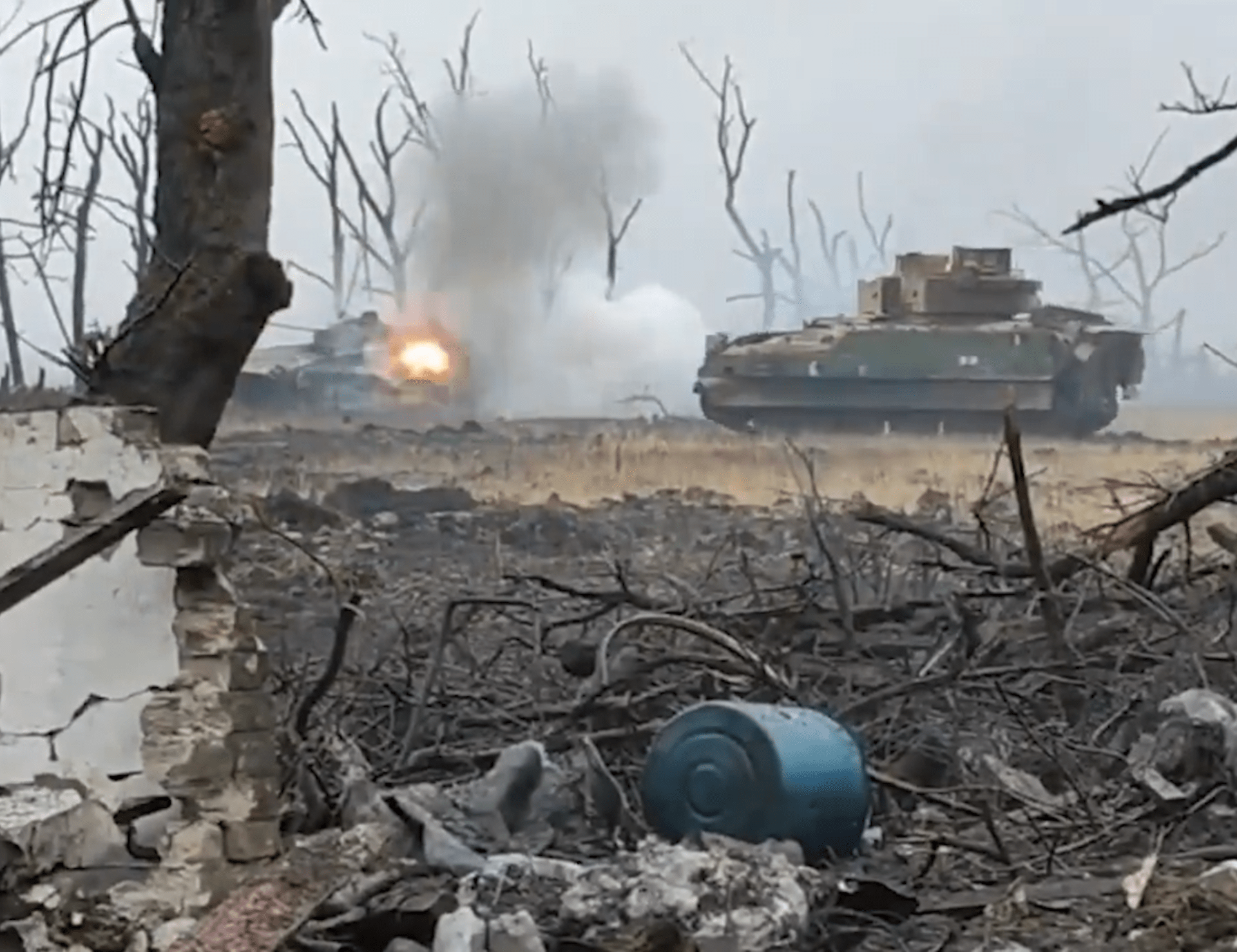 Ukrajinci zničili ruské BMP-2. O demolici se postarala posádka obrněnce Bradley.