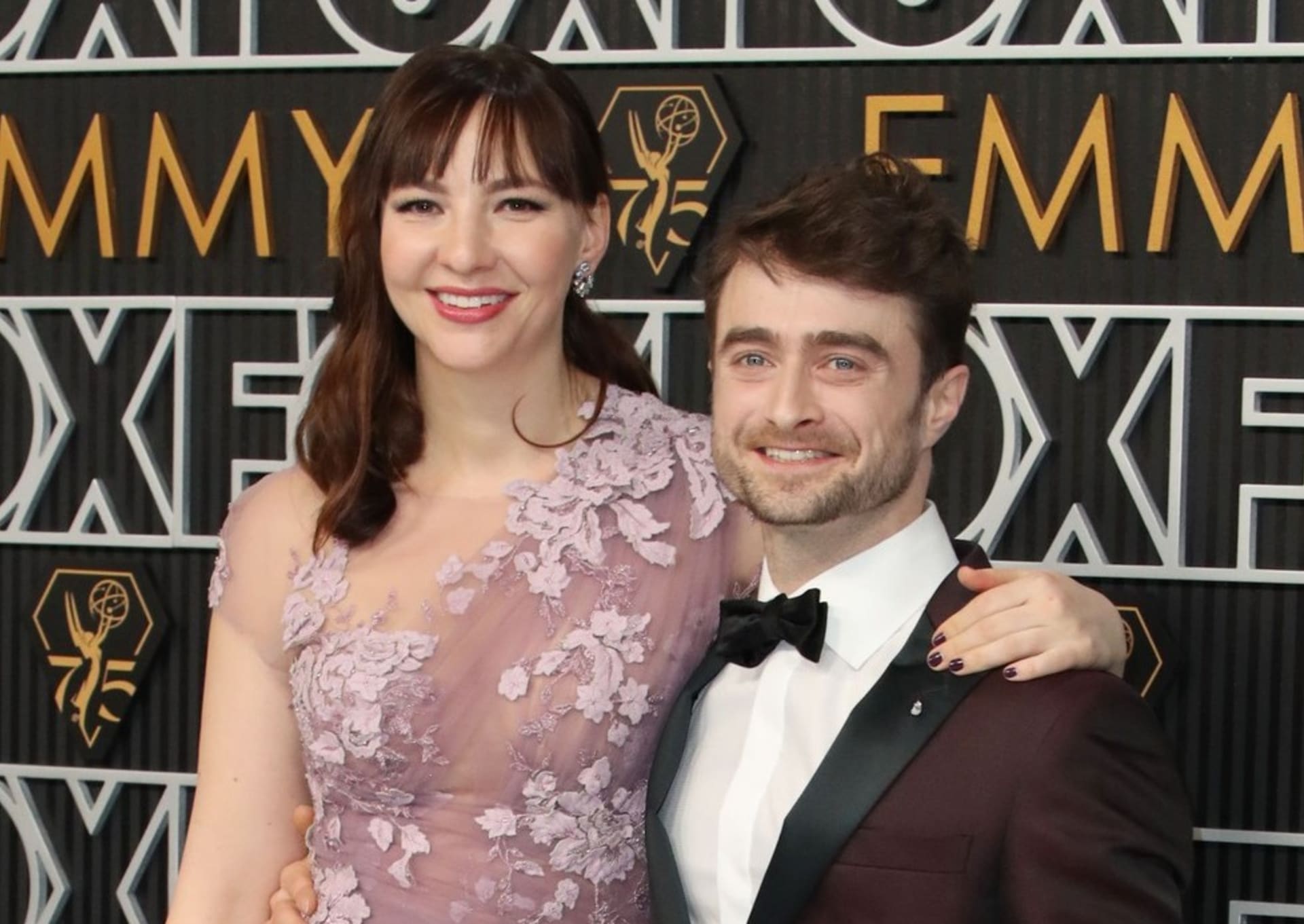 Daniel Radcliffe a Erin Darkeová na udílení cen Emmy