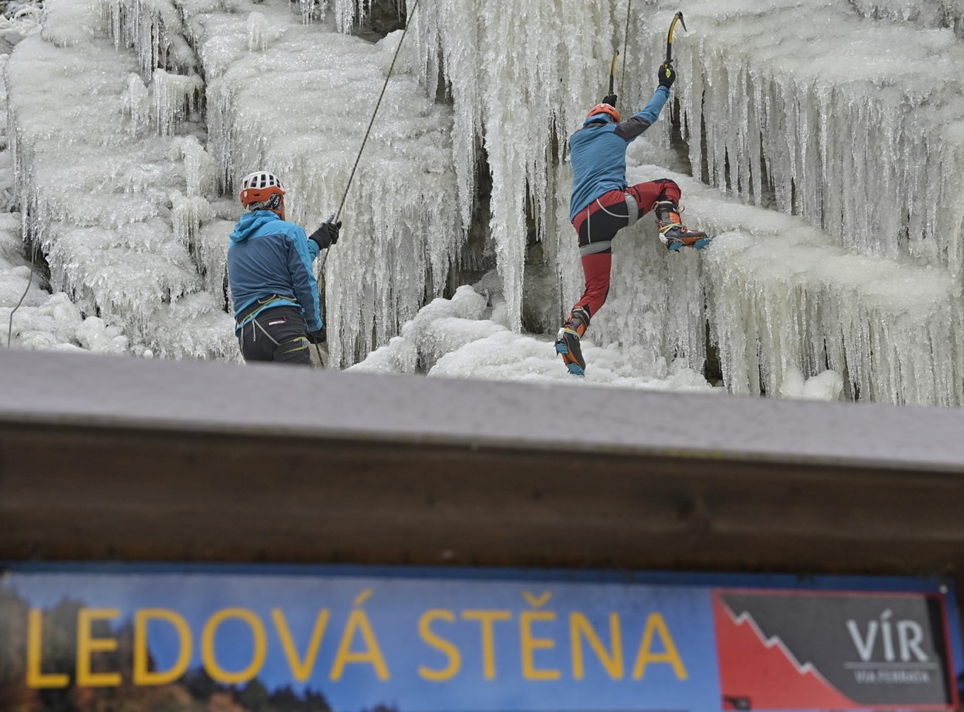 Ledová stěna Vír v hlubokém údolí řeky Svratky, dva umělé ledopády na dvou 45 metrů vysokých skalách nad řekou Svratkou, byly poprvé v letošní zimní sezóně otevřeny veřejnosti 13. ledna. 
