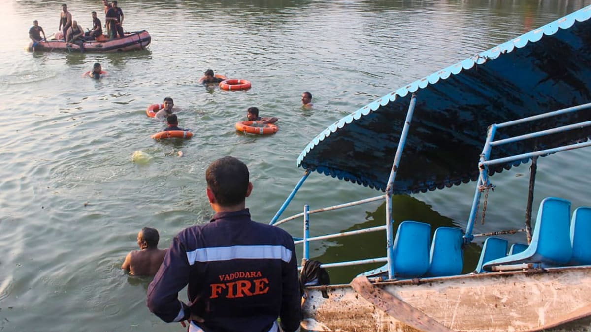 V  západoindickém Gudžarátu se utopilo při lodní nehodě nejméně dvanáct školáků a dva učitelé (18. 1. 2024).