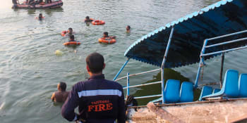 Piknik na jezeře se změnil v tragédii: Loď se převrátila a utopilo se 12 žáků a dva učitelé