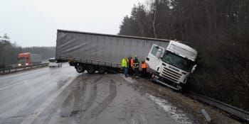 Kamiony nebezpečně kloužou po D5. Česko zasáhla extrémní ledovka, hrozí další vážné nehody