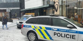 Narušený muž hrozil bombou v pražském nákupním centru. Zasahovala policie