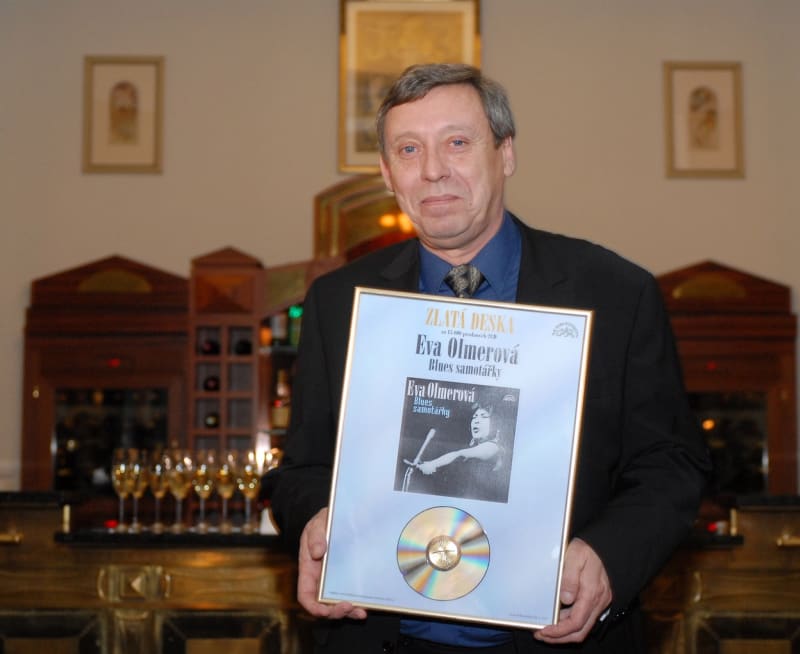 V roce 2007 zpěvaččin bratr Jiří Olmer za Evu přebral zlatou desku za 15 tisíc prodaných desek. 
