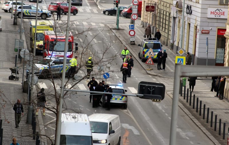 Dopravní nehoda v Holešovicích, při které byla zraněna žena s miminkem