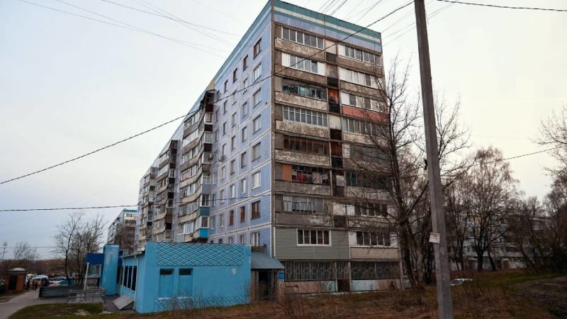 Typický devítipatrový panelový dům v ruské Rjazani