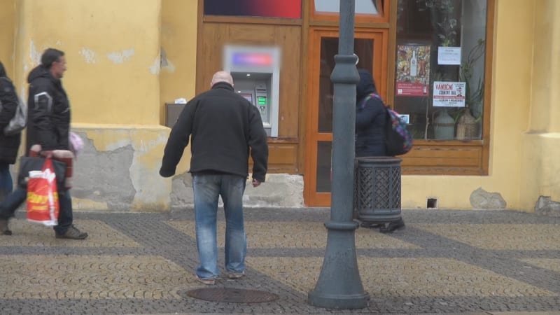 Namrzlé chodníky trápí obyvatele napříč Českem.