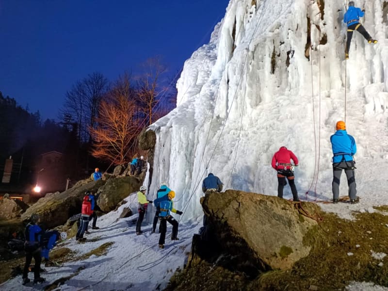 Ledová stěna Vír na Vysočině:  Díky umělému osvětlení je možné i večerní a noční lezení.
