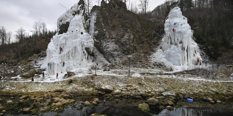 Ledová stěna Vír na Vysočině: Výška skály je 45 metrů, přičemž délka jednotlivých lezeckých cest se pohybuje v rozmezí 15 – 25 metrů.