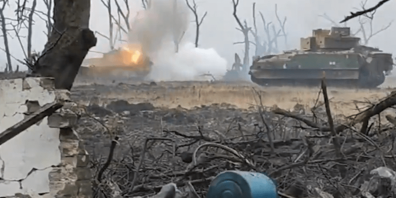 Ukrajinci zničili ruské BMP-2. O demolici se postarala posádka obrněnce Bradley.