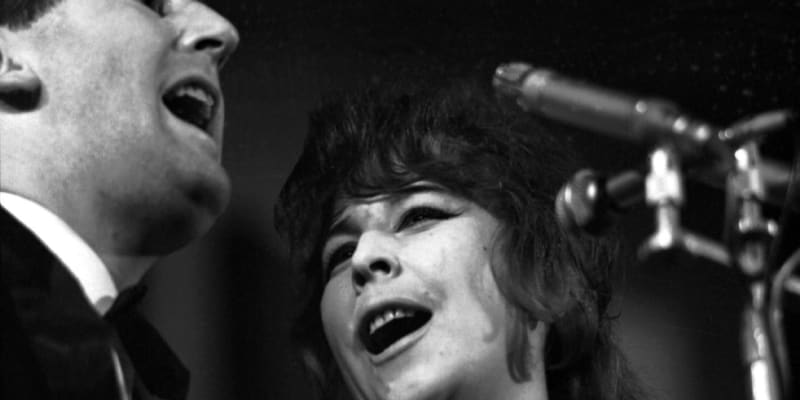 Eva Olmerová s Luďkem Hulanem v roce 1964 během vystoupení na Mezinárodním jazzovém festivalu v Praze.