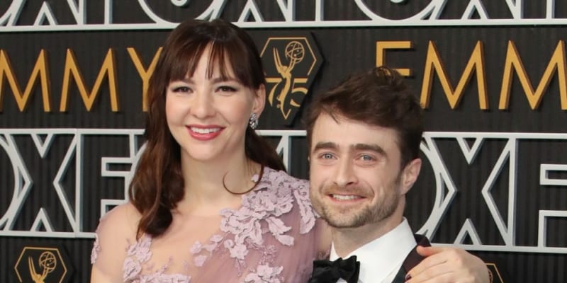 Daniel Radcliffe a Erin Darkeová na udílení cen Emmy