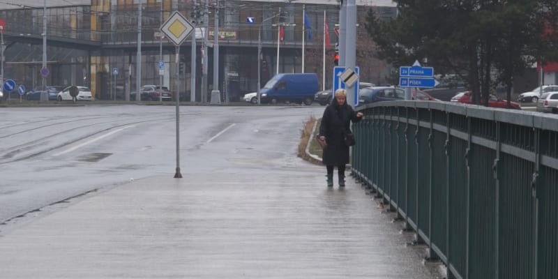 Namrzlé chodníky trápí obyvatele napříč Českem.