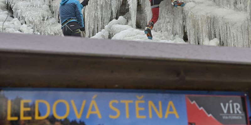 Ledová stěna Vír v hlubokém údolí řeky Svratky, dva umělé ledopády na dvou 45 metrů vysokých skalách nad řekou Svratkou, byly poprvé v letošní zimní sezóně otevřeny veřejnosti 13. ledna. 