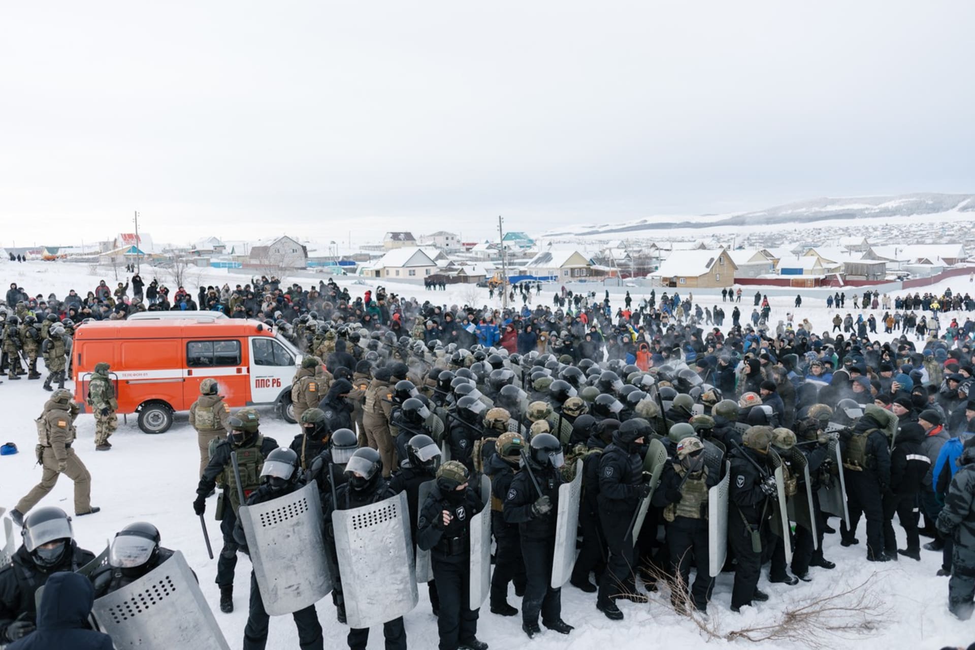 V ruském městě Bajmak lidé protestovali proti policii, soudnímu verdiktu a vládě.