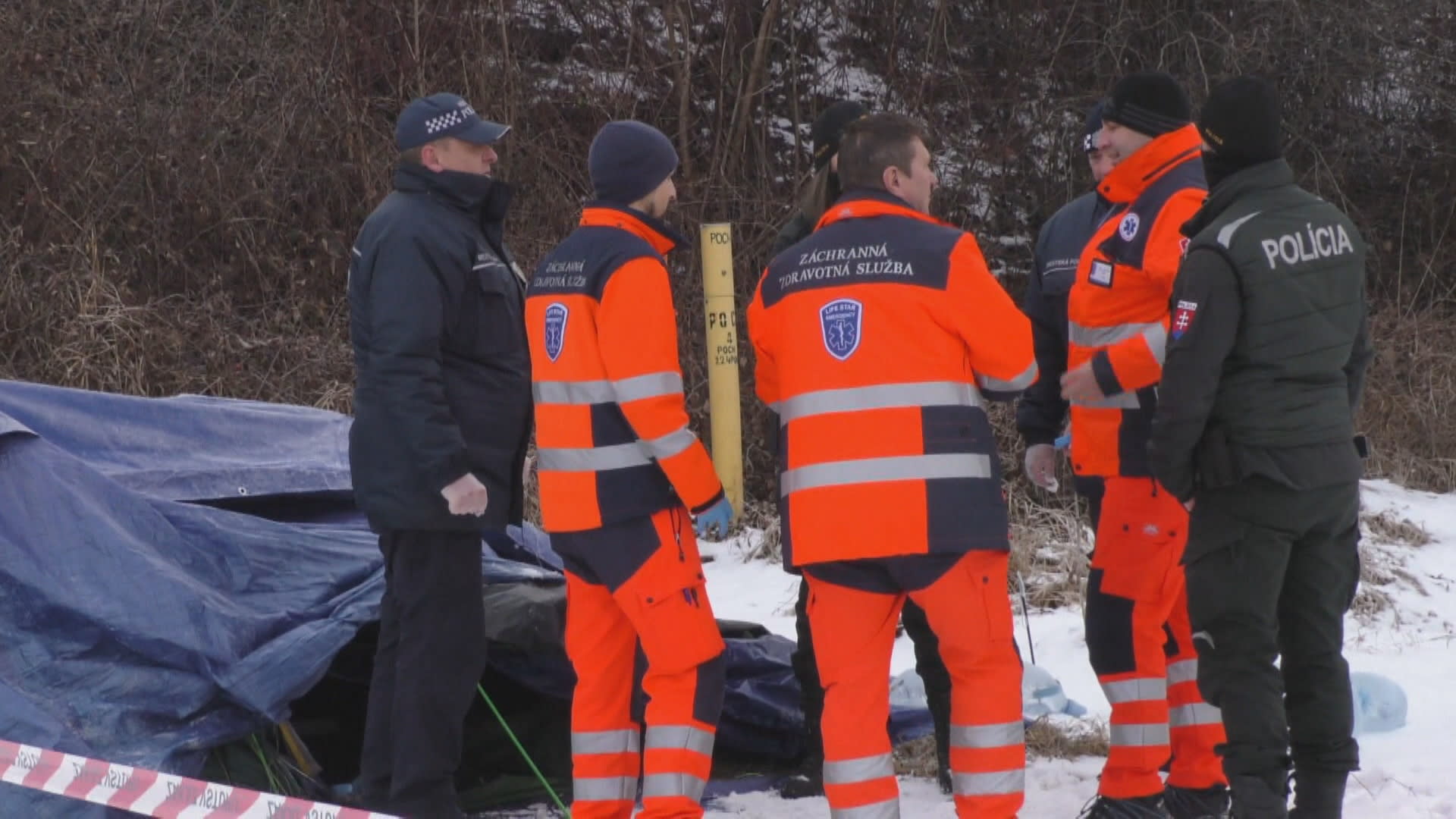 Žena na Slovensku přespávala ve stanu, policie ji našla mrtvou.