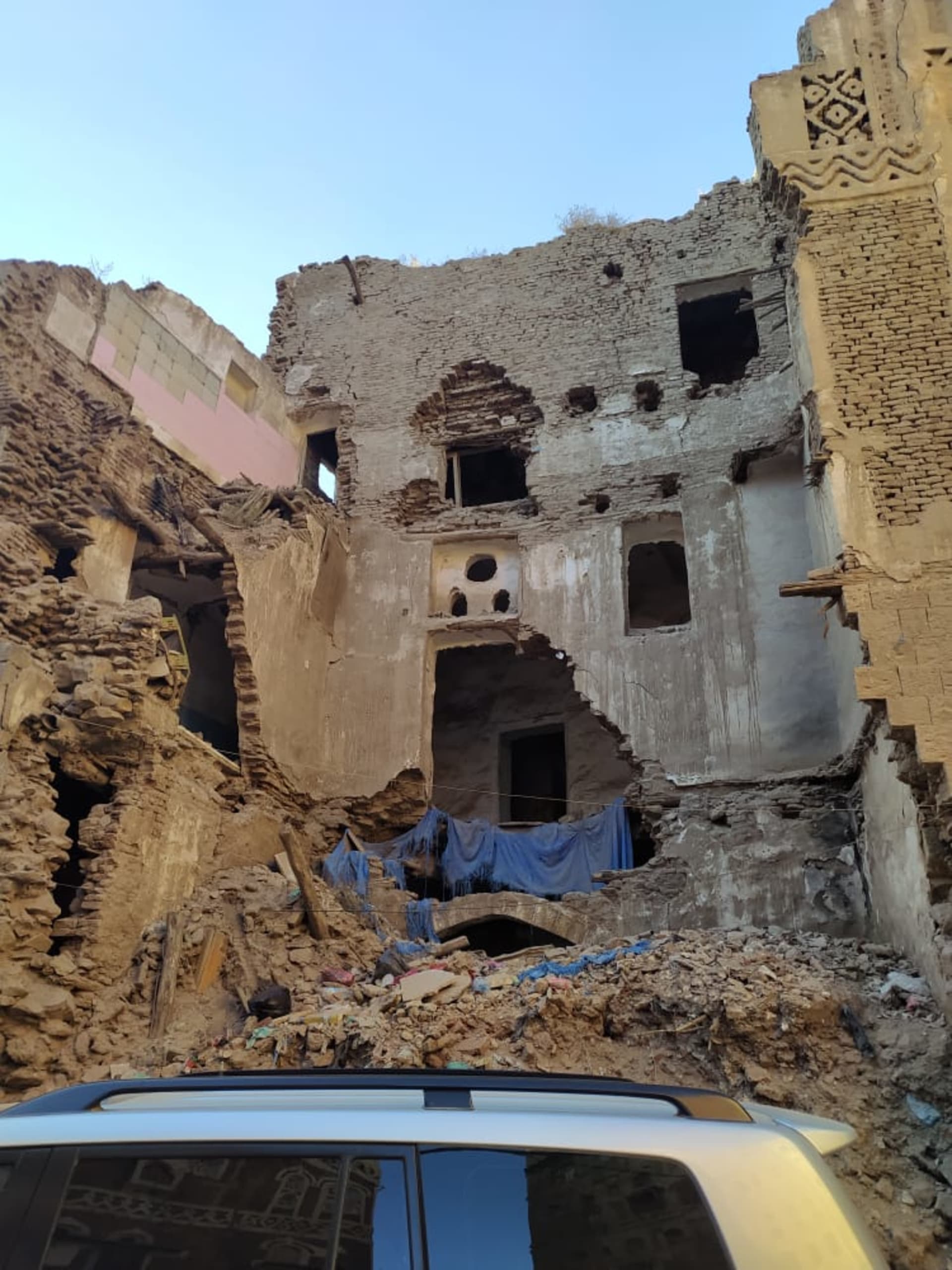 Jemenský dům zničený po bombardování