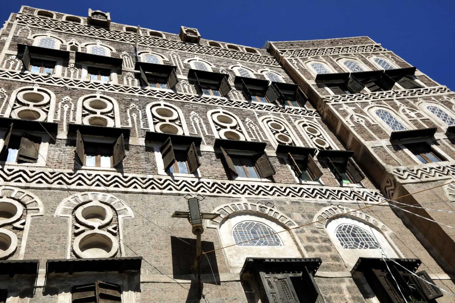 Válka v Jemenu často poničila i krásné historické budovy.
