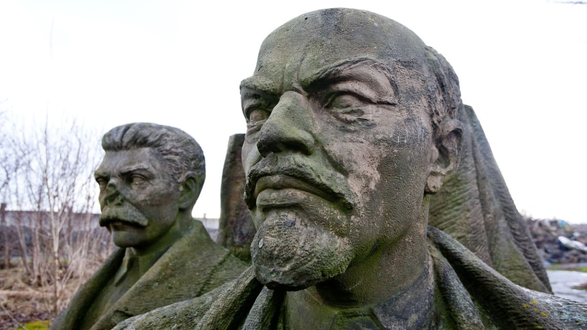 Sochy Lenina se Stalinem ve správě Muzea umění v Olomouci