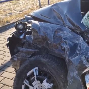 Na Vyškovsku se srazil osobní auto s autobusem plným dětí (19. 1. 2024).