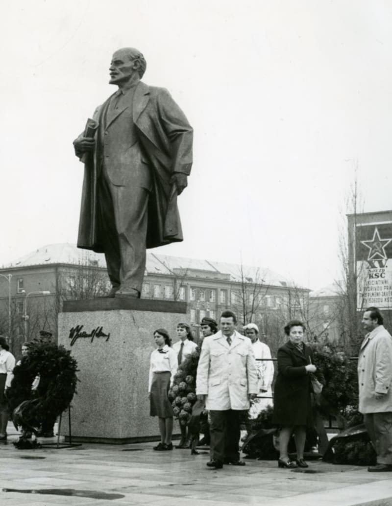Ostravský Lenin z roku 1976 v dobách své největší slávy. Na Leninově třídě v Ostravě-Porubě. 