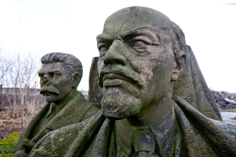 Sochy Lenina se Stalinem ve správě Muzea umění v Olomouci