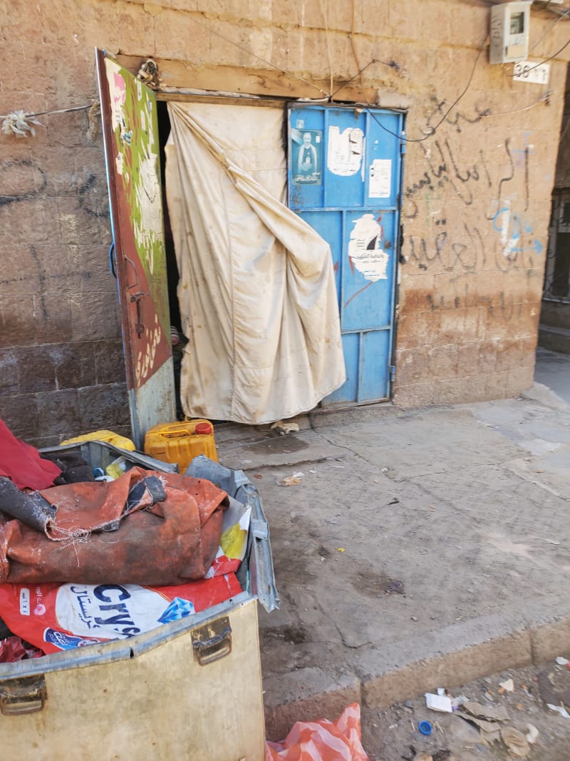 Obydlí, v němž v Jemenu žijí lidé, kteří přišli o domov.