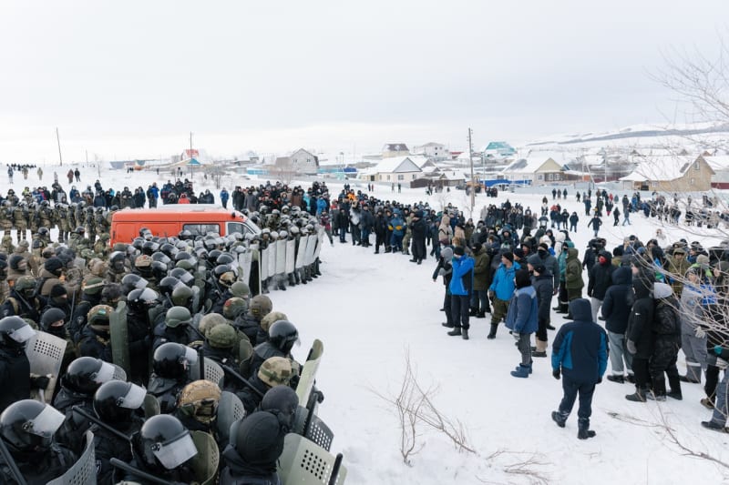 V ruském městě Bajmak lidé protestovali proti policii, soudnímu verdiktu a vládě.