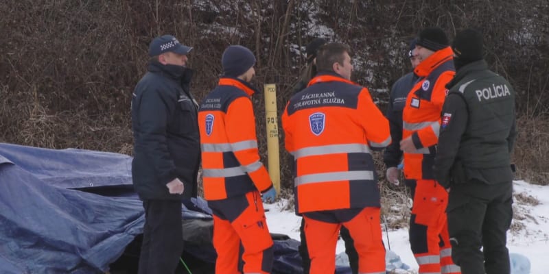 Žena na Slovensku přespávala ve stanu, policie ji našla mrtvou.