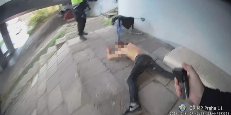 Polonahý muž ohrožoval pražské strážníky kusem plechu.