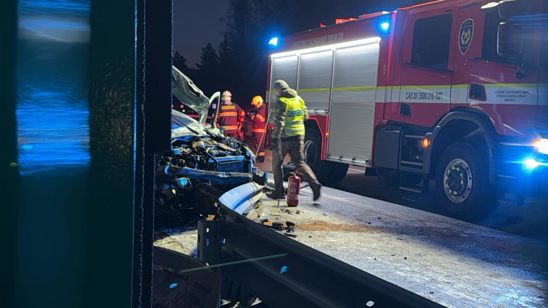 Při havárii do svodidel na 29. km dálnice D1 zemřel řidič osobního auta