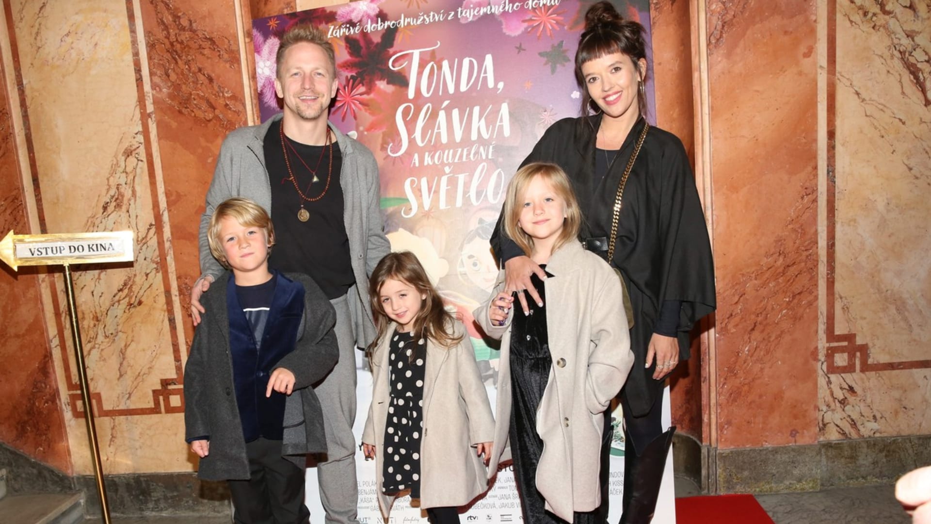 Tomáš Klus s manželkou a dětmi.