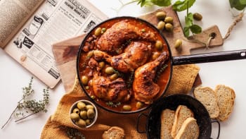 Estofado de pollo: Španělský kotlík s kuřetem, chorizem a olivami
