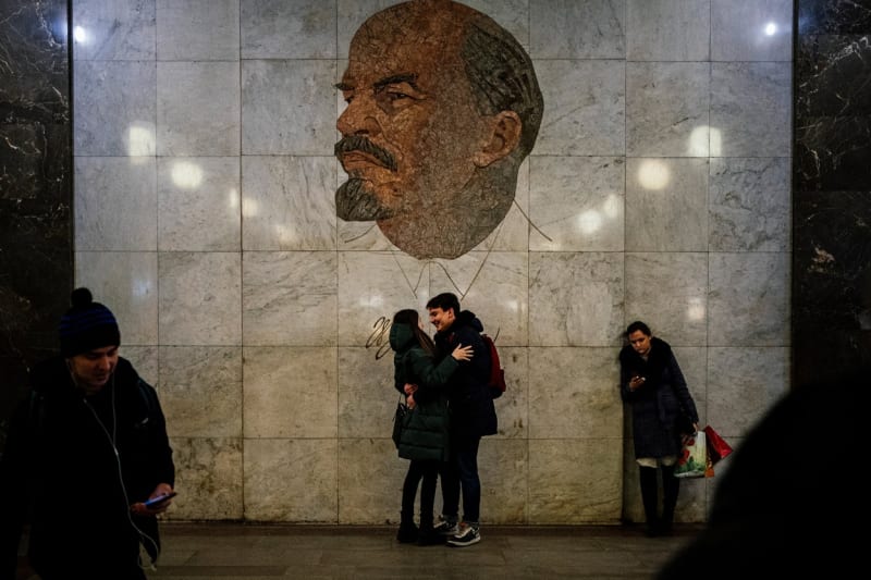 Lenin dohlíží i na provoz dnešního moskevského metra (výzdoba stanice knihovna V. I. Lenina)