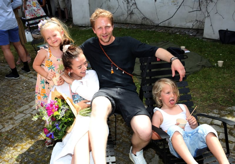 Tomáš Klus s rodinou