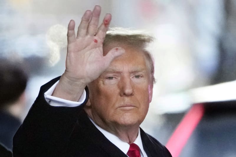 Donald Trump se zvláštními fleky na ruce.