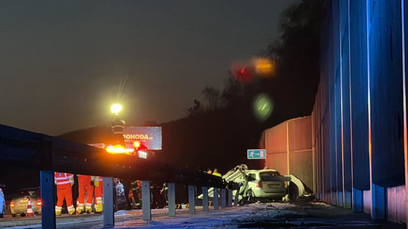 Při havárii do svodidel na 29. km dálnice D1 zemřel řidič osobního auta
