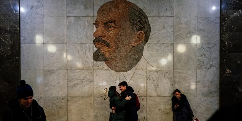 Lenin dohlíží i na provoz dnešního moskevského metra (výzdoba stanice knihovna V. I. Lenina)