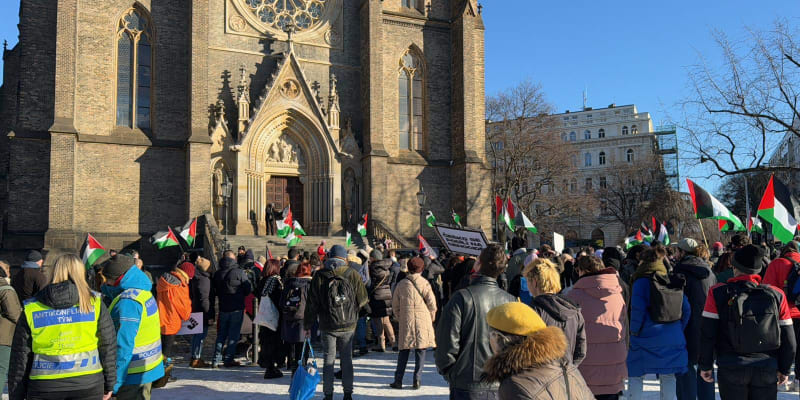 Stovky lidí se v Praze sešly na demonstraci k podpoře Palestiny.