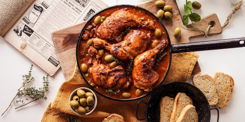 Estofado de pollo: Španělský kotlík s kuřetem, chorizem a olivami