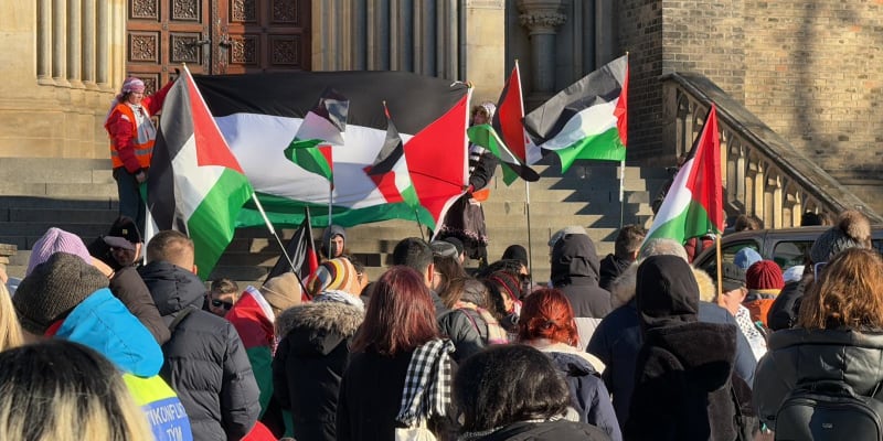 Stovky lidí se v Praze sešly na demonstraci k podpoře Palestiny.