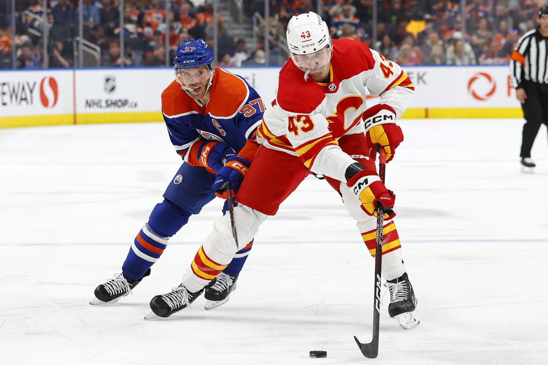 Hokejista Adam Klapka si odbyl debut v NHL v dresu Calgary Flames (na fotografii během přípravného zápasu v říjnu 2023).  