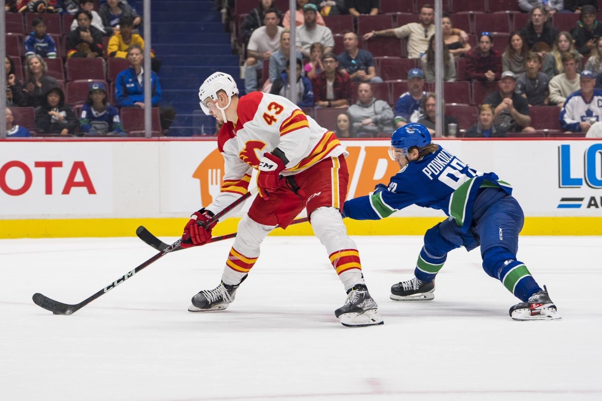 Hokejista Adam Klapka si odbyl debut v NHL v dresu Calgary Flames (na fotografii během přípravného zápasu v září 2023).  