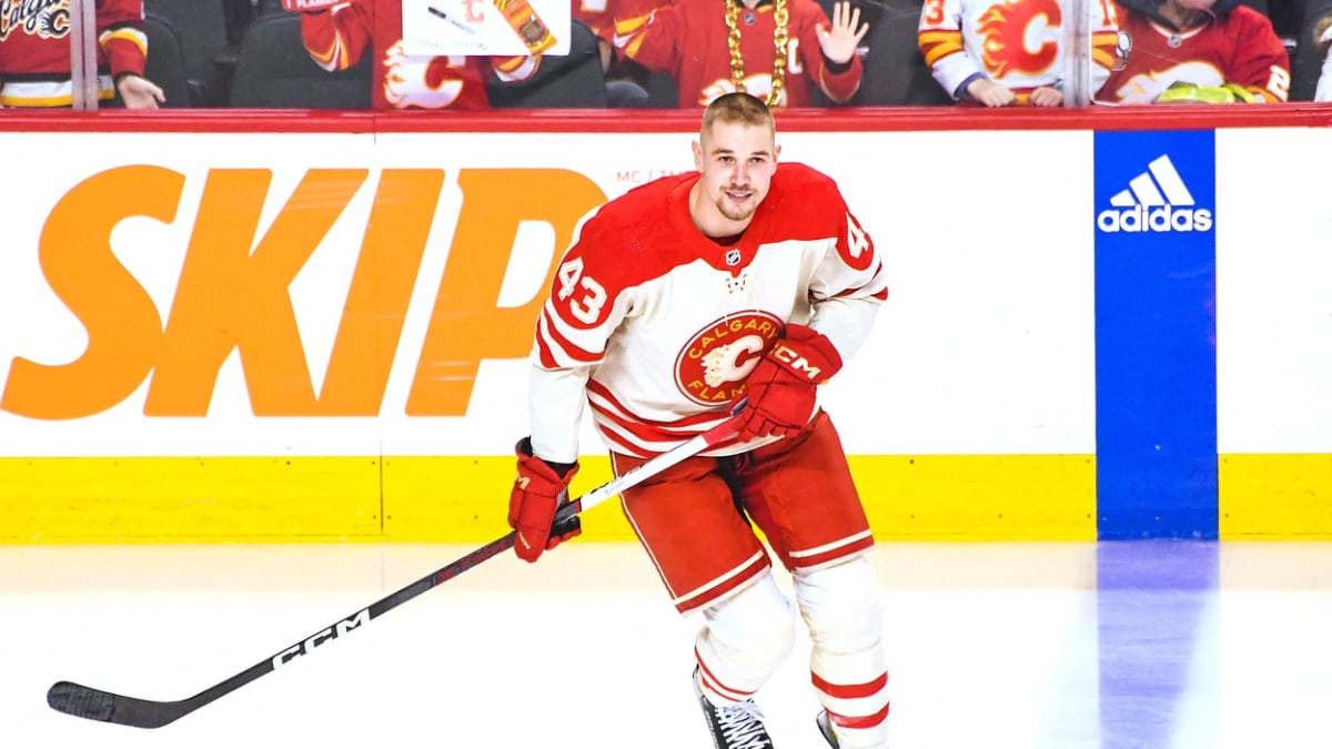 Hokejový útočník Adam Klapka zažil debut v NHL v dresu Calgary Flames.