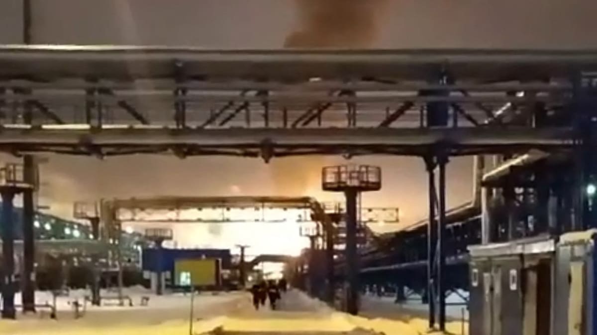 Výbuch v ruském terminálu Usť-Luga, který leží nedaleko hranic s Estonskem (21. 1. 2024).