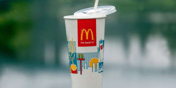 McDonald's odstartoval v Česku ekologickou novinku. Cílem je ušetřit 84 tun plastu ročně