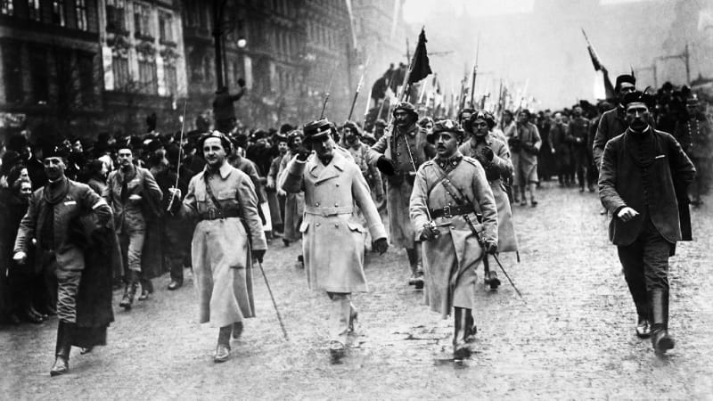 Legionáři z Francie defilují v Praze 4. ledna 1919. Mnozí z nich se přesouvali na Těšínsko do války s Polskem