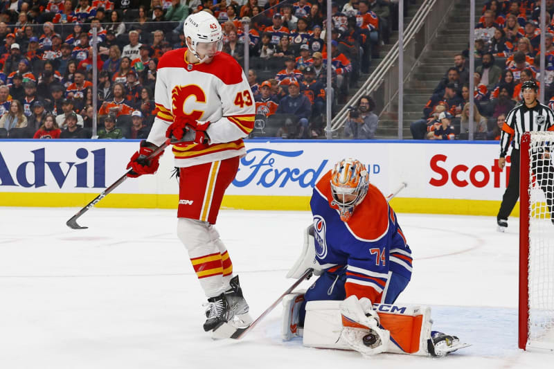 Hokejista Adam Klapka si odbyl debut v NHL v dresu Calgary Flames (na fotografii během přípravného zápasu v říjnu 2023).  