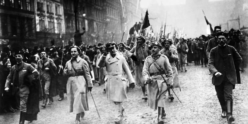 Legionáři z Francie defilují v Praze 4. ledna 1919. Mnozí z nich se přesouvali na Těšínsko do války s Polskem